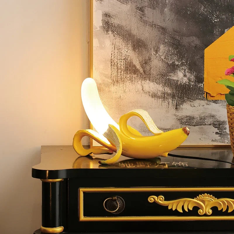 Italy Designer Resin Banana Desk Lamp for Bedroom Bedside Living Room Led Home Decor Electroplating Atmosphere Lighting