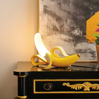 Italy Designer Resin Banana Desk Lamp for Bedroom Bedside Living Room Led Home Decor Electroplating Atmosphere Lighting