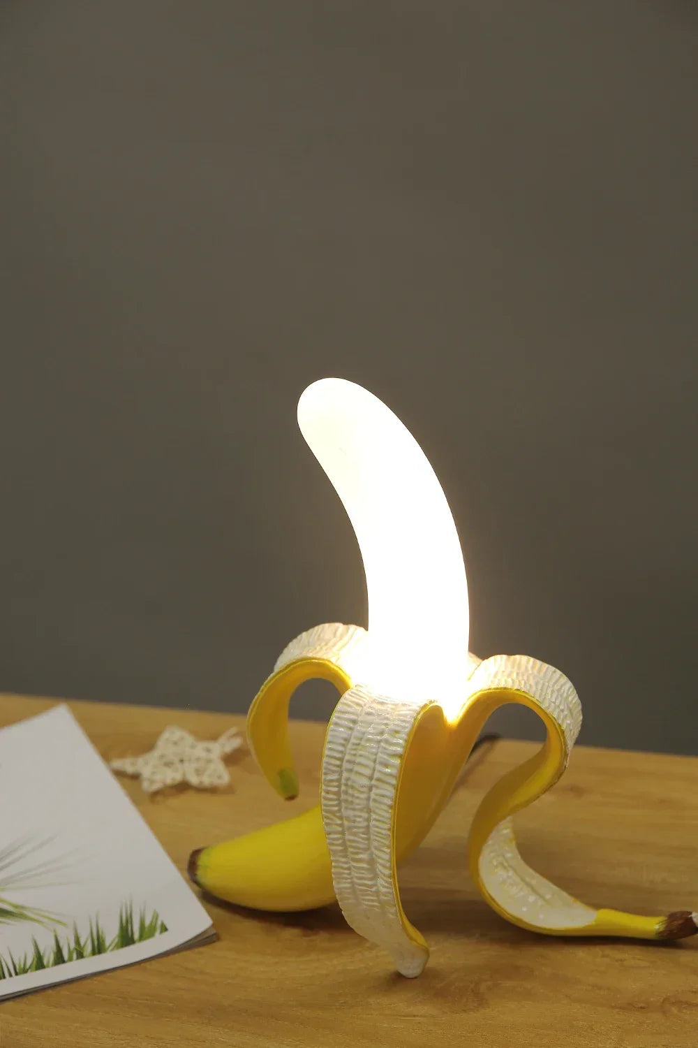 Italy Designer Resin Banana Desk Lamp for Bedroom Bedside Living Room Led Home Decor Electroplating Atmosphere Lighting